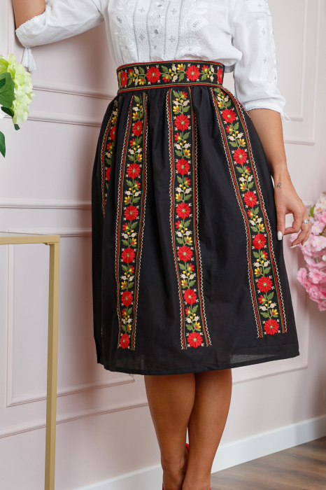 Fusta traditionala neagra cu broderie florala rosie Maria 01 [3]