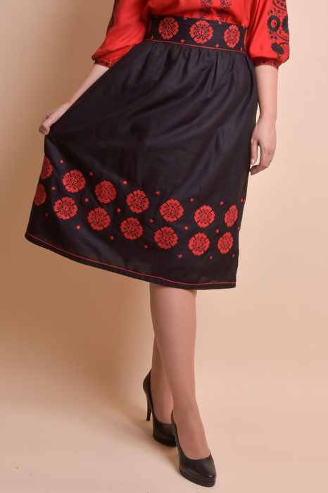 Fusta traditionala neagra cu broderie florala rosie Eva 03 [5]