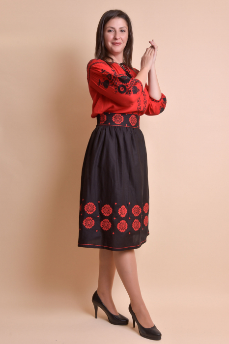 Fusta traditionala neagra cu broderie florala rosie Eva 03 [6]