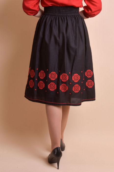Fusta traditionala neagra cu broderie florala rosie Eva 03 [9]