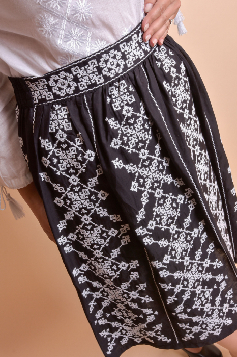 Fusta traditionala neagra cu broderie geometrica alba Eliza [2]