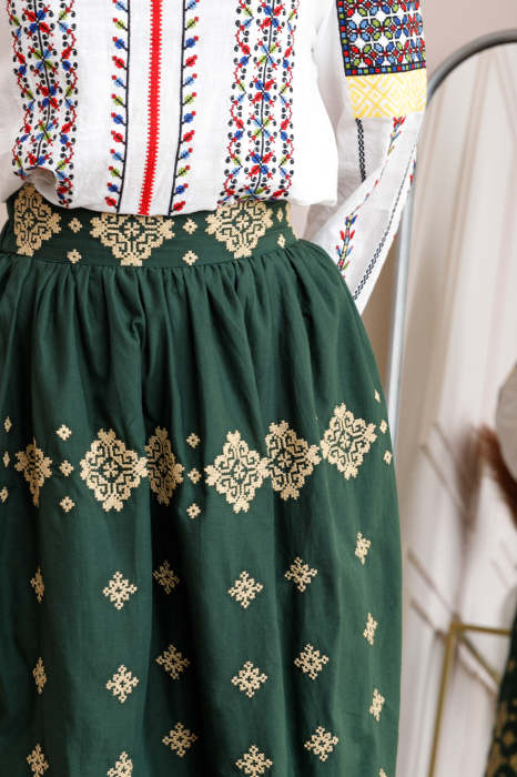 Fusta traditionala verde cu broderie florala aurie Ramona 02 [2]