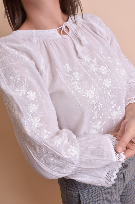 Ie traditionala alba cu motiv floral alb Ada 01 [4]