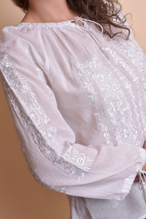 Ie traditionala alba cu motiv floral alb Eleonora [4]