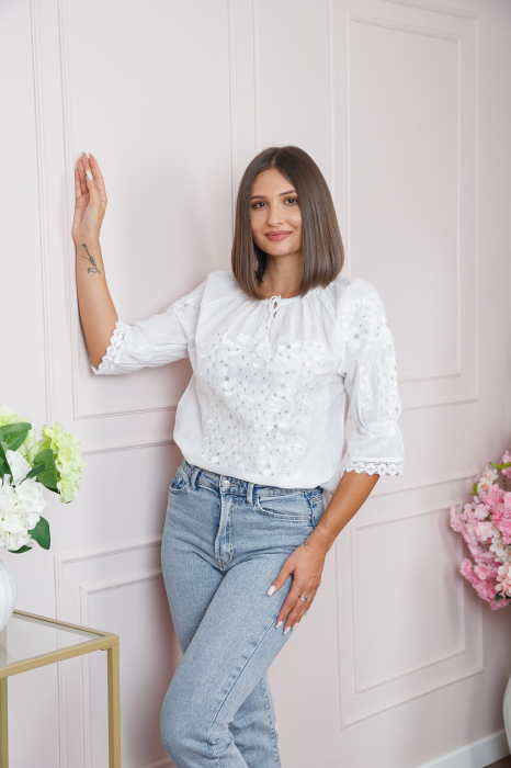 Ie traditionala alba cu motiv floral alb Henrieta [3]