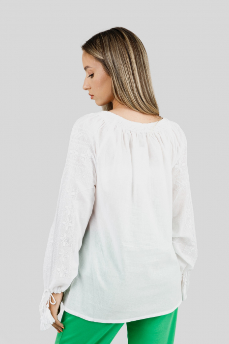 Ie traditionala alba cu motiv floral alb Lacramioara 01 - maneca lunga [3]