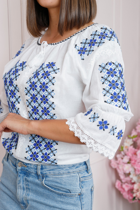 Ie traditionala alba cu motiv floral albastru Clarisa 01 [2]
