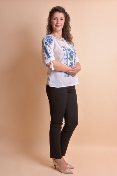 Ie traditionala alba cu motiv floral albastru Hortensia [7]