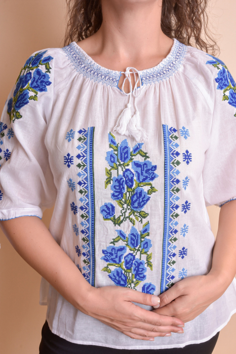 Ie traditionala alba cu motiv floral albastru Hortensia [2]