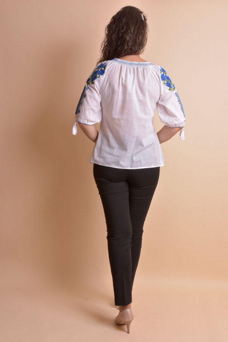 Ie traditionala alba cu motiv floral albastru Hortensia [8]