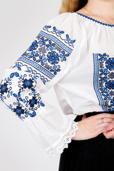 Ie traditionala alba cu motiv floral albastru Liana 05 [2]