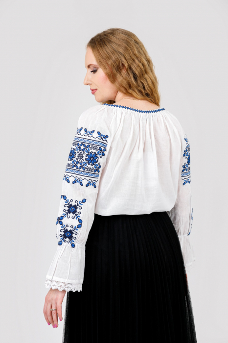 Ie traditionala alba cu motiv floral albastru Liana 05 [3]