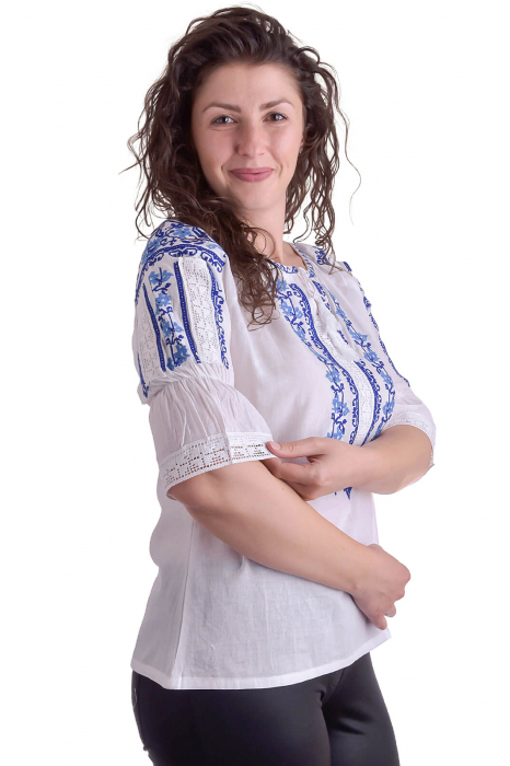 Ie traditionala alba cu motiv floral albastru Oana [2]
