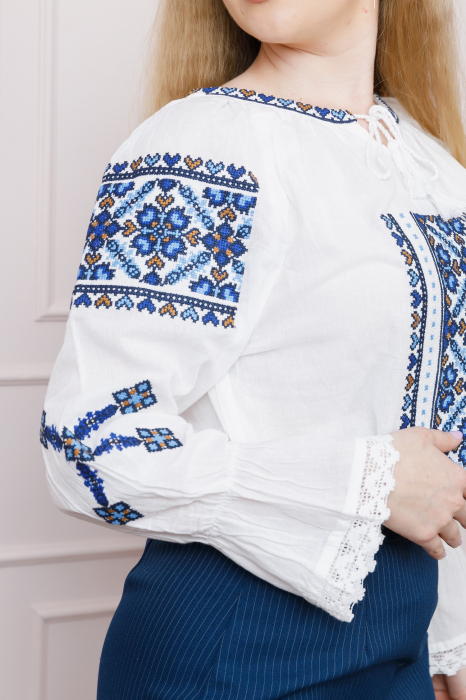 Ie traditionala alba cu motiv floral albastru Petronela 04 [2]