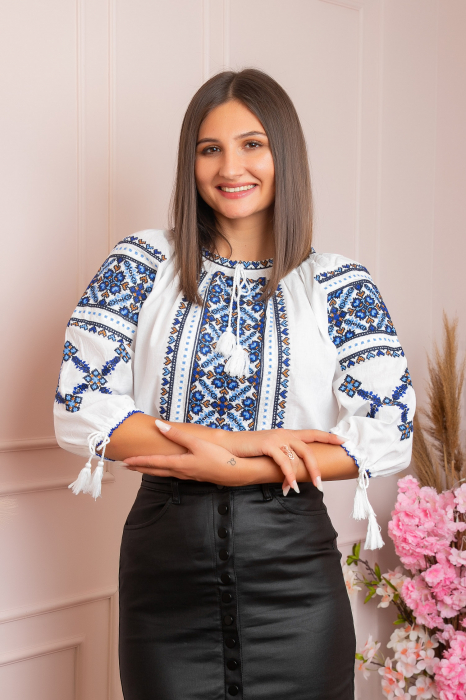 Ie traditionala alba cu motiv floral albastru Petronela 06 [3]