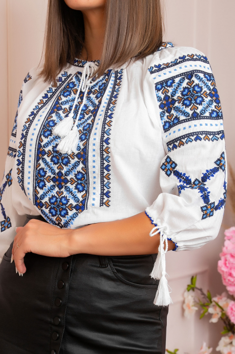 Ie traditionala alba cu motiv floral albastru Petronela 06 [2]