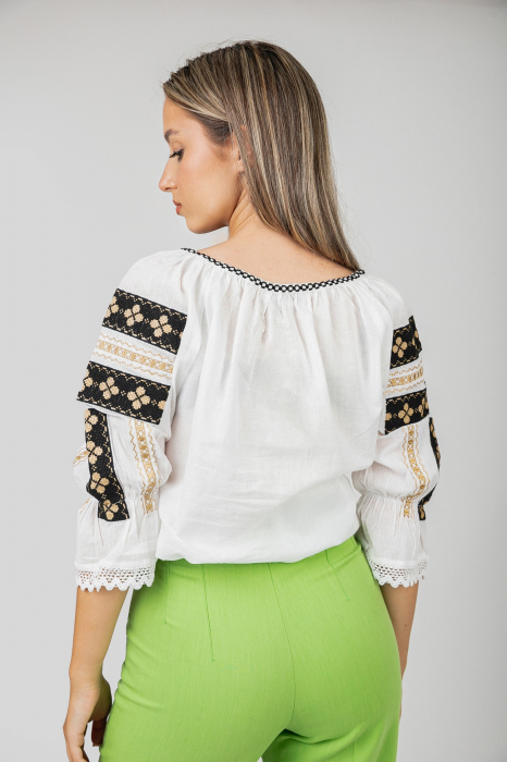 Ie traditionala alba cu motiv floral auriu Albina [3]