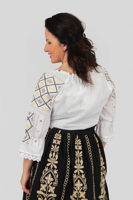 Ie traditionala alba cu motiv floral auriu Dana 02 [3]