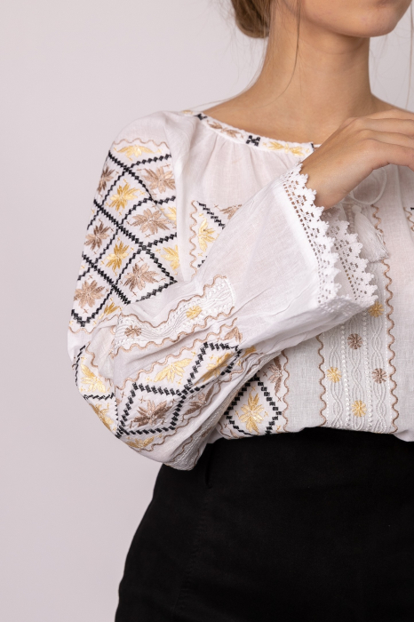 Ie traditionala alba cu motiv floral auriu Dana 01 [2]