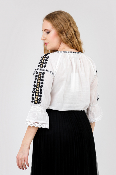 Ie traditionala alba cu motiv floral auriu Ilona [3]