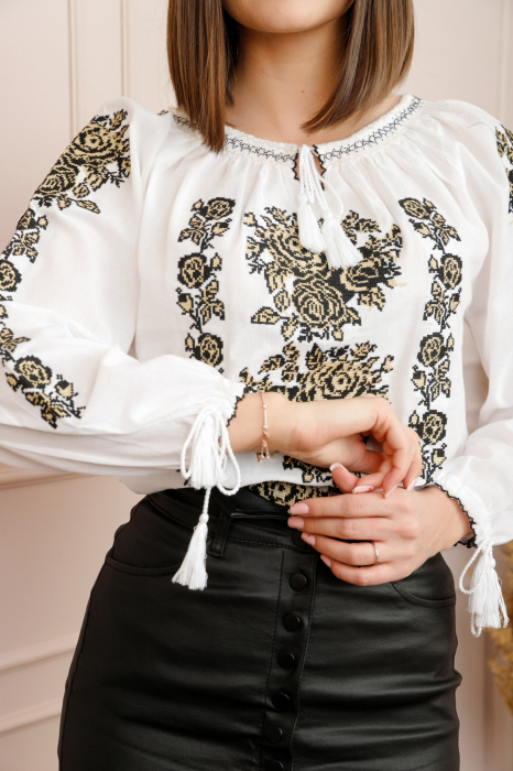 Ie traditionala alba cu motiv floral crem Alina 03 [2]