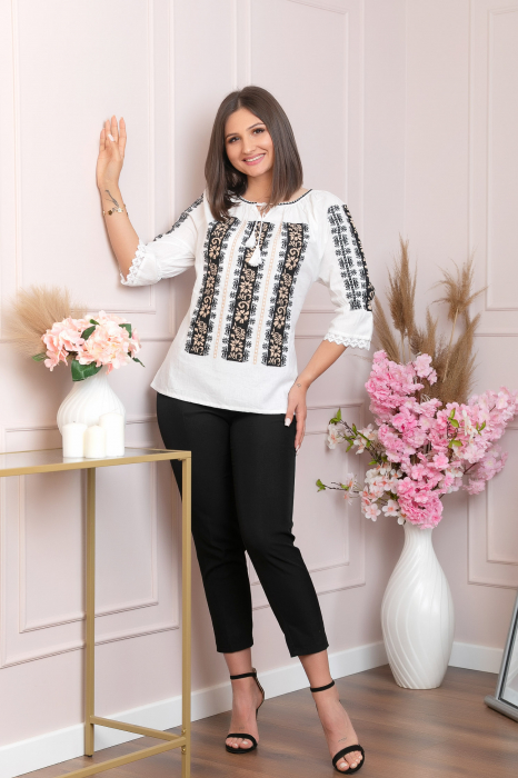 Ie traditionala alba cu motiv floral crem Bogdana [4]