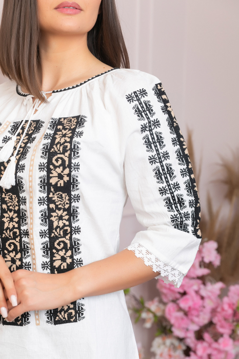 Ie traditionala alba cu motiv floral crem Bogdana [2]