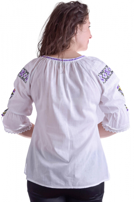 Ie traditionala alba cu motiv floral mov Marina 03 [3]