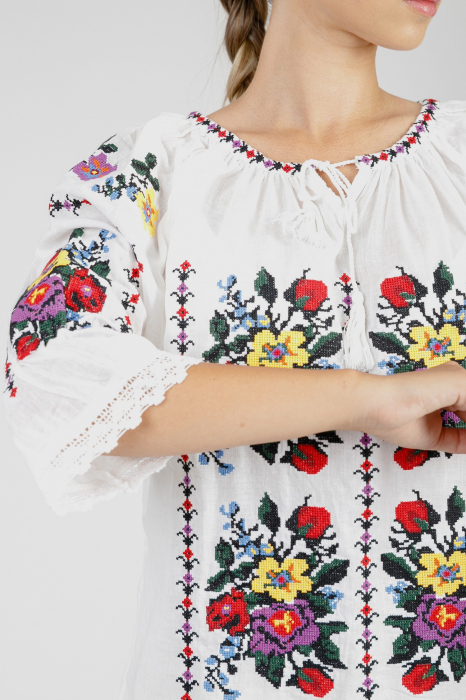 Ie traditionala alba cu motiv floral multicolor Adela [2]