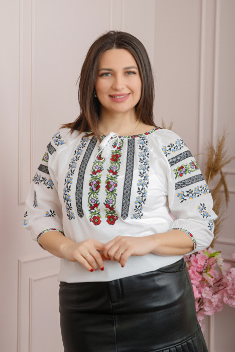 Ie traditionala alba cu motiv floral multicolor Aliona 02
