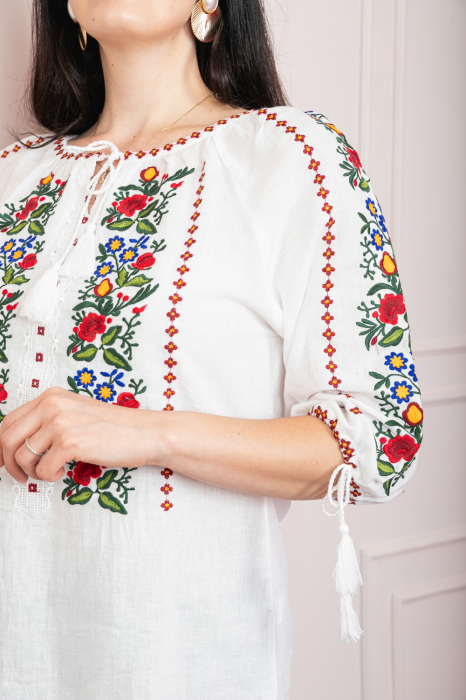 Ie traditionala alba cu motiv floral multicolor Andreea - maneca scurta