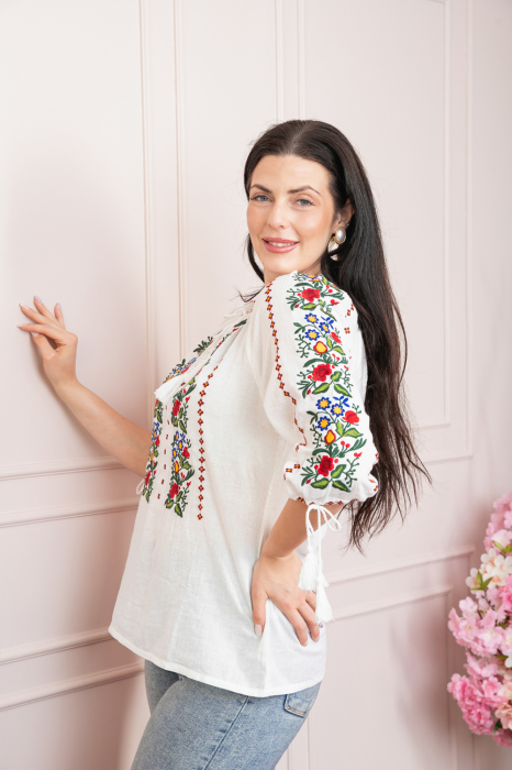 Ie traditionala alba cu motiv floral multicolor Andreea - maneca scurta [3]
