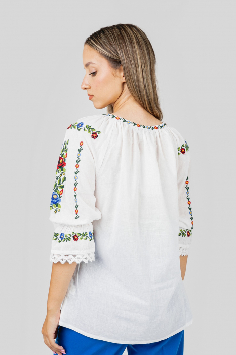 Ie traditionala alba cu motiv floral multicolor Ines [3]