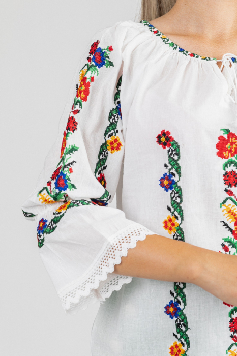 Ie traditionala alba cu motiv floral multicolor Artemisa [2]