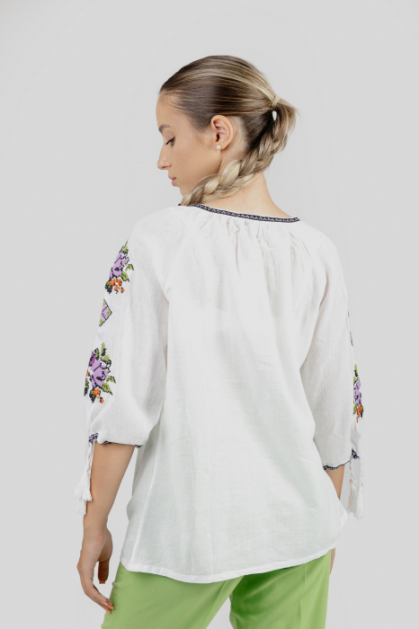 Ie traditionala alba cu motiv floral multicolor Beatrice 03 [3]