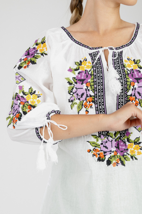 Ie traditionala alba cu motiv floral multicolor Beatrice 03 [2]