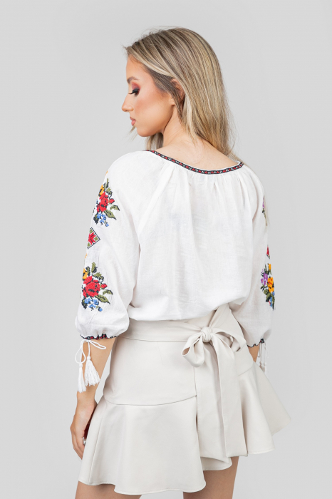 Ie traditionala alba cu motiv floral multicolor Beatrice 01 [3]