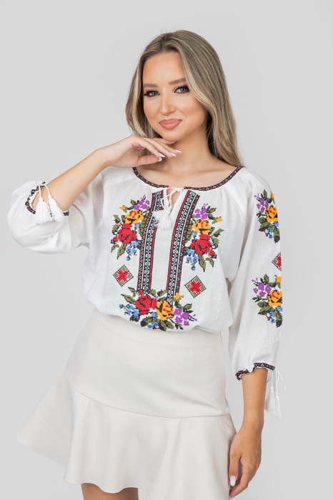 Ie traditionala alba cu motiv floral multicolor Beatrice 01