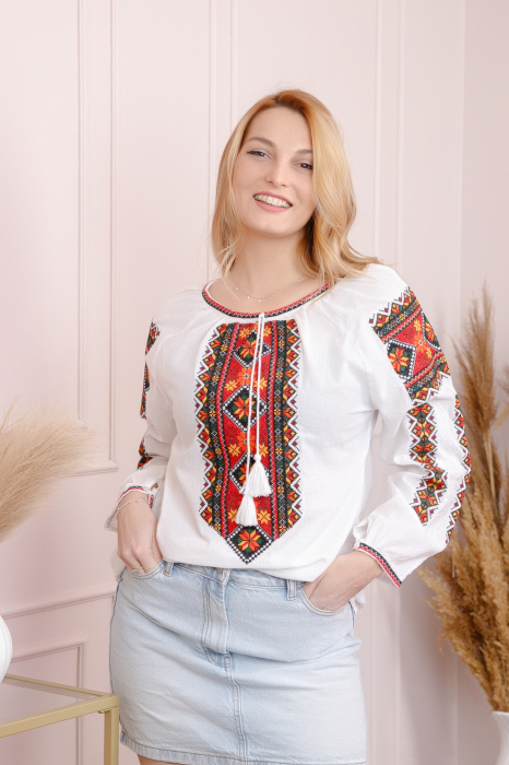 Ie traditionala alba cu motiv floral multicolor Carmen