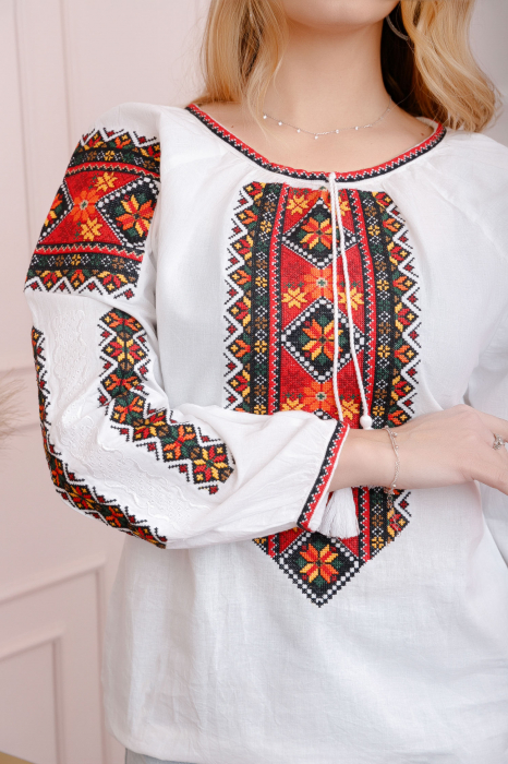 Ie traditionala alba cu motiv floral multicolor Carmen [2]