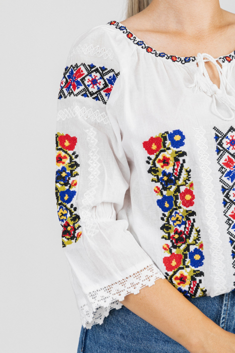 Ie traditionala alba cu motiv floral multicolor Marina 02 [2]