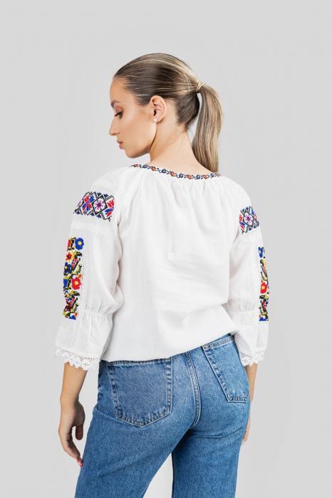 Ie traditionala alba cu motiv floral multicolor Marina 02 [3]