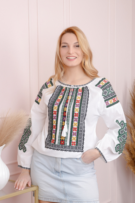 Ie traditionala alba cu motiv floral multicolor Delia