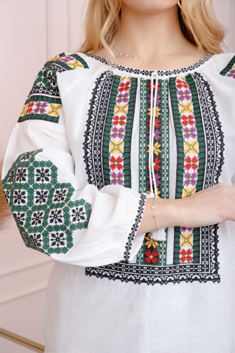 Ie traditionala alba cu motiv floral multicolor Delia [2]