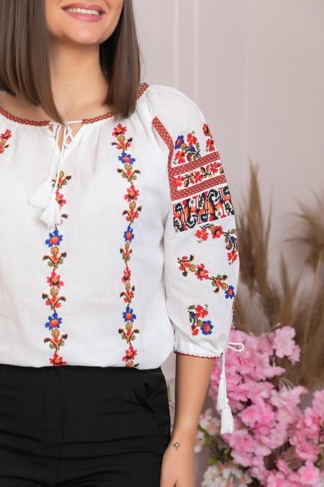 Ie traditionala alba cu motiv floral multicolor Gina [2]