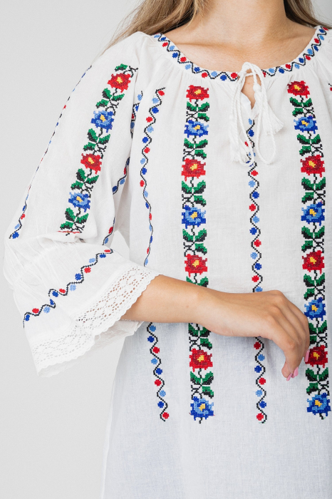 Ie traditionala alba cu motiv floral multicolor Ionela [2]