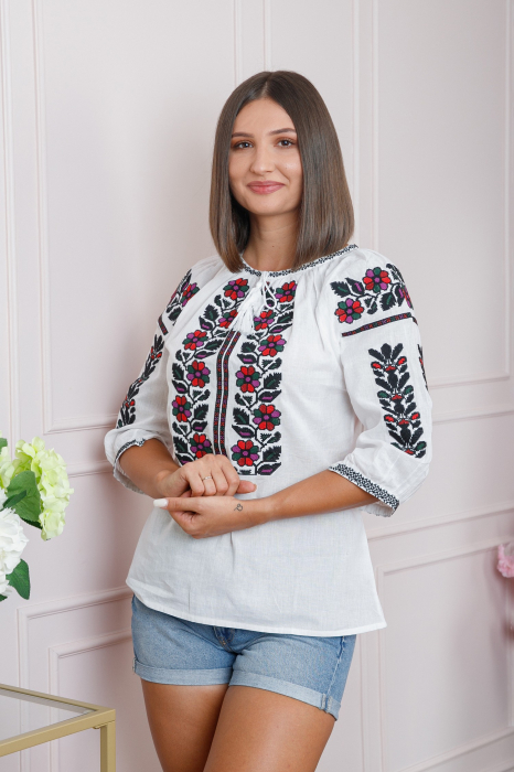 Ie traditionala alba cu motiv floral multicolor Mateea - maneca scurta