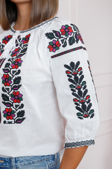 Ie traditionala alba cu motiv floral multicolor Mateea - maneca scurta [2]