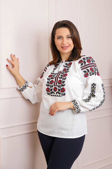 Ie traditionala alba cu motiv floral multicolor Mateea - maneca lunga