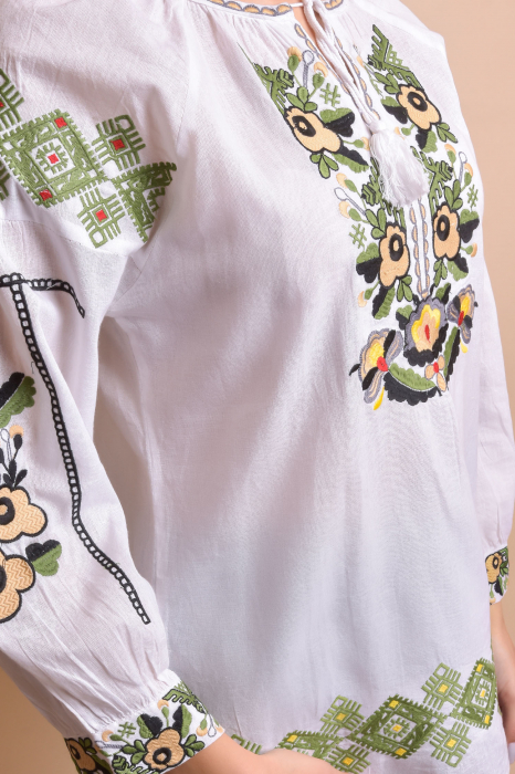 Ie traditionala alba cu motiv floral multicolor Mioara [5]